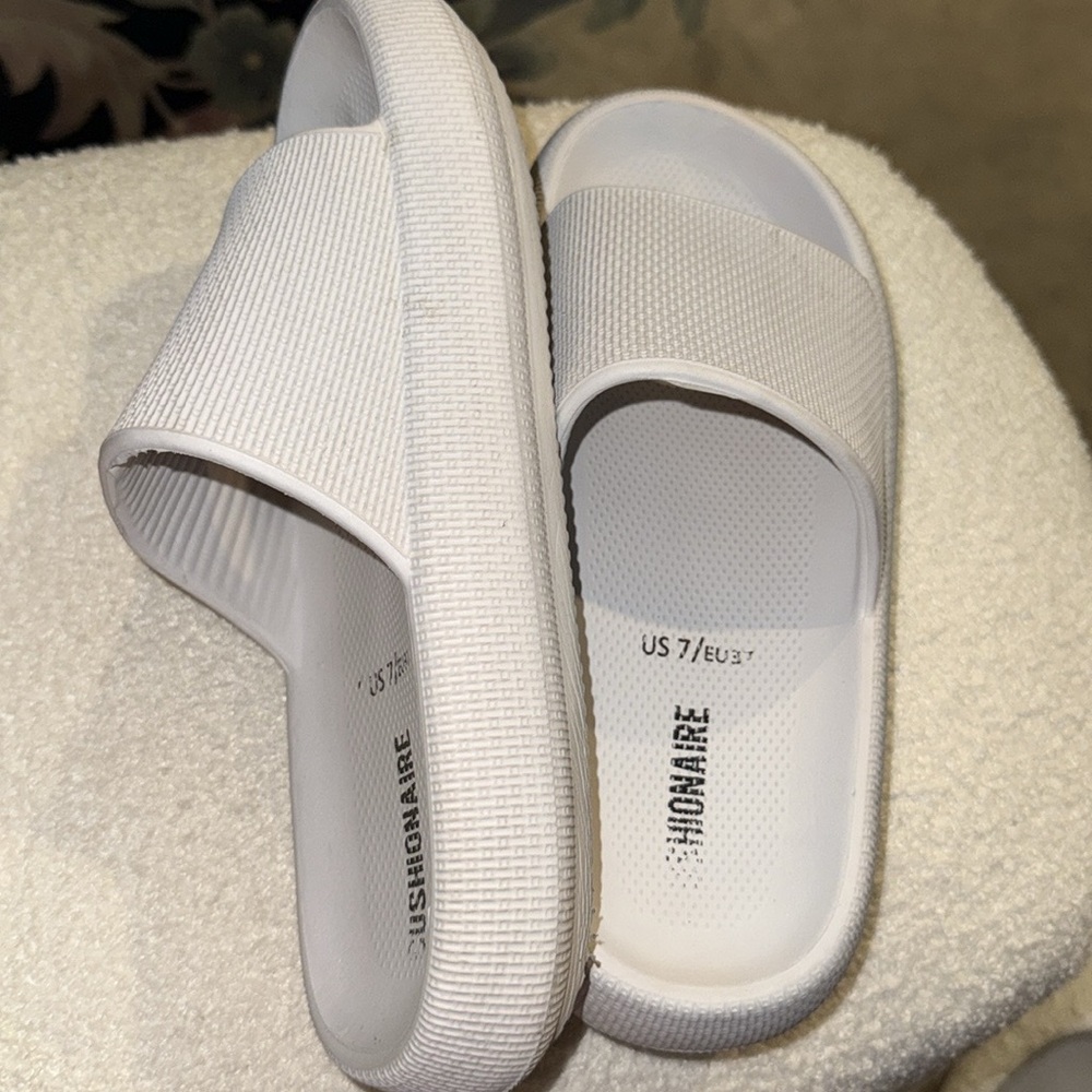 Cushionaire White Rubber Slide Sandals